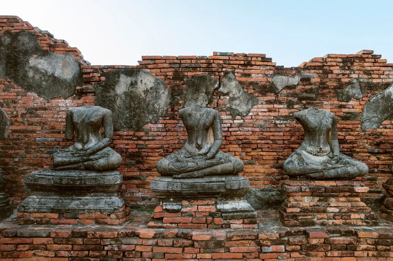 Buddha-Statue im Ayutthaya Historical Park, im buddhistischen Tempel Wat Chaiwatthanaram in Thailand.